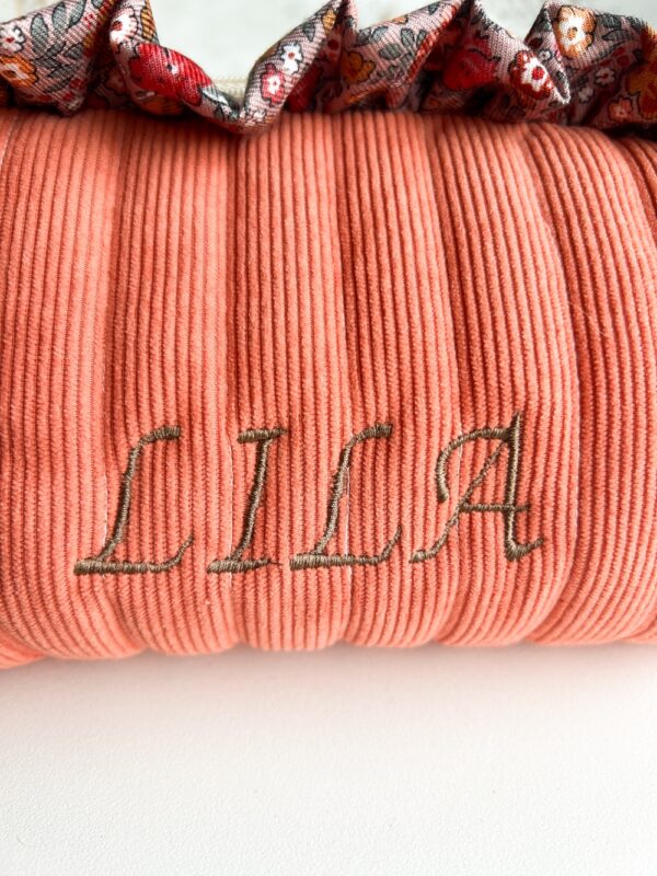 Kosmetyczka z falbanką z personalizowanym haftem imienia, prezent dla niej