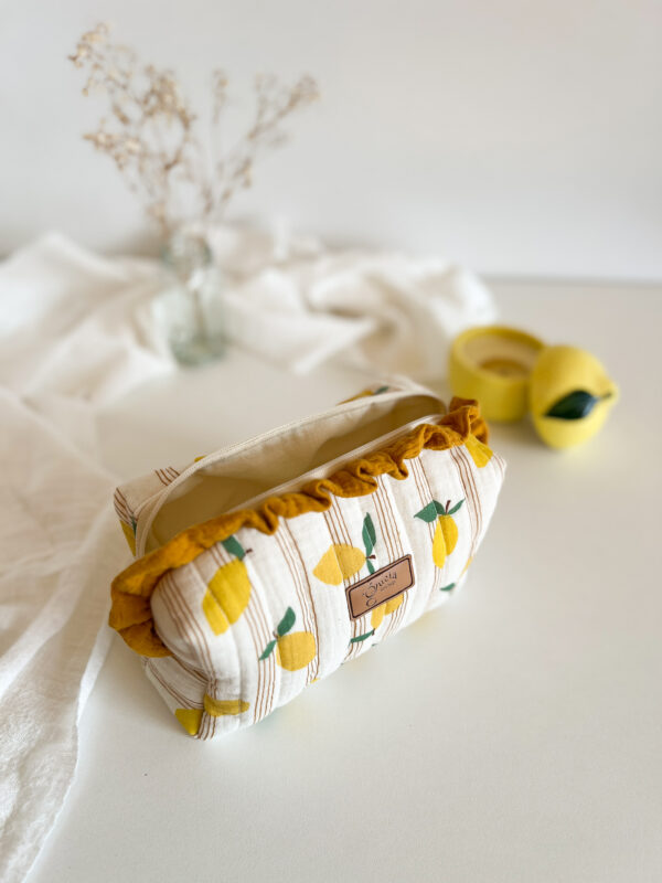 Pikowana kosmetyczka w cytrynki z falbanką i zamkiem, bawełniana saszetka na makijaż do przechowywania kosmetyków i drobnych akcesoriów.