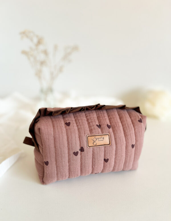 Pikowana kosmetyczka w serduszka z zamkiem i falbanką, bawełniana saszetka na kosmetyki w romantycznym dziewczęcym stylu.