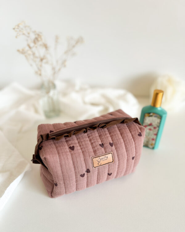 Pikowana kosmetyczka w serduszka z falbanką i zamkiem błyskawicznym, bawełniana saszetka na makijaż do przechowywania kosmetyków.
