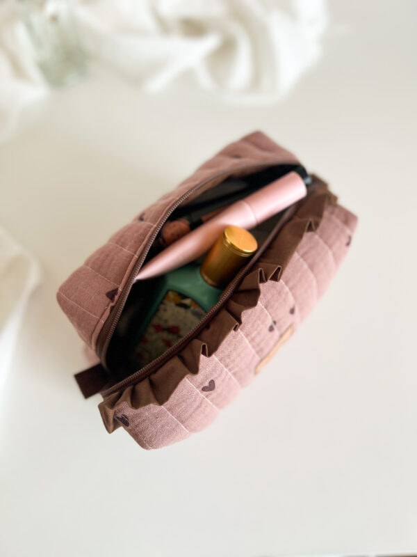 Bawełniana kosmetyczka w serduszka z falbanką i zamkiem, pikowana saszetka na kosmetyki do torebki lub podróży.