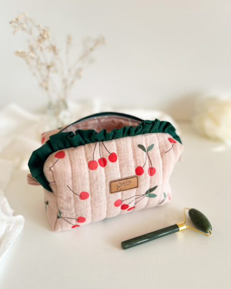 Bawełniana kosmetyczka w czereśnie z falbanką i zamkiem błyskawicznym, pikowana saszetka na makijaż i kosmetyki do podróży.