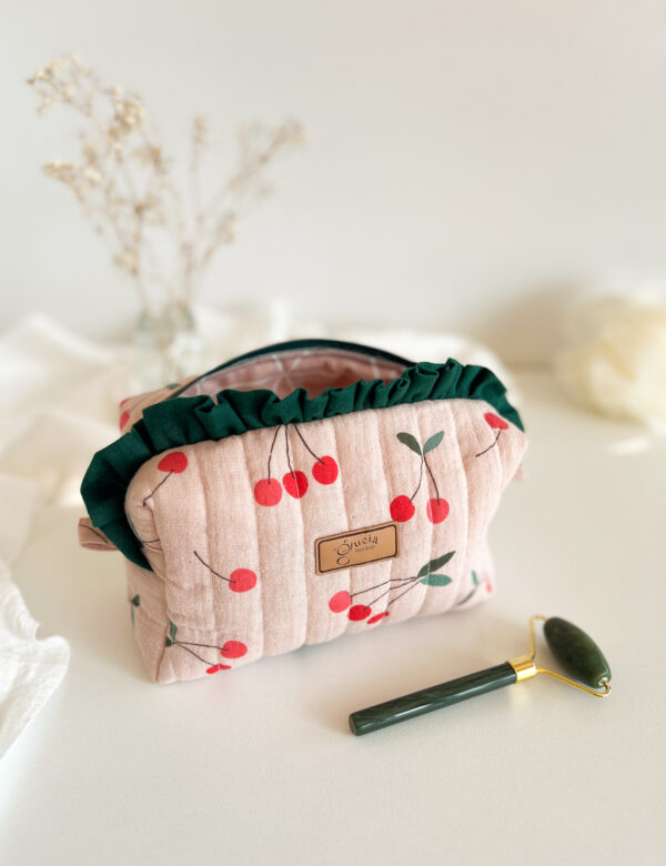 Bawełniana kosmetyczka w czereśnie z falbanką i zamkiem błyskawicznym, pikowana saszetka na makijaż i kosmetyki do podróży.