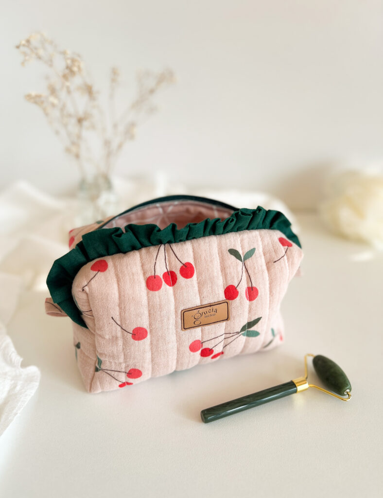 Bawełniana kosmetyczka w czereśnie z falbanką i zamkiem błyskawicznym, pikowana saszetka na makijaż i kosmetyki do podróży.