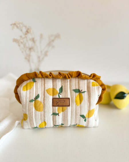 Bawełniana kosmetyczka w cytrynki z falbanką i zamkiem błyskawicznym, pikowana saszetka na kosmetyki do torebki lub podróży.
