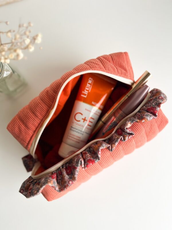 Personalizowana kosmetyczka z falbanką i haftem, miękki materiał, imię na zamówienie