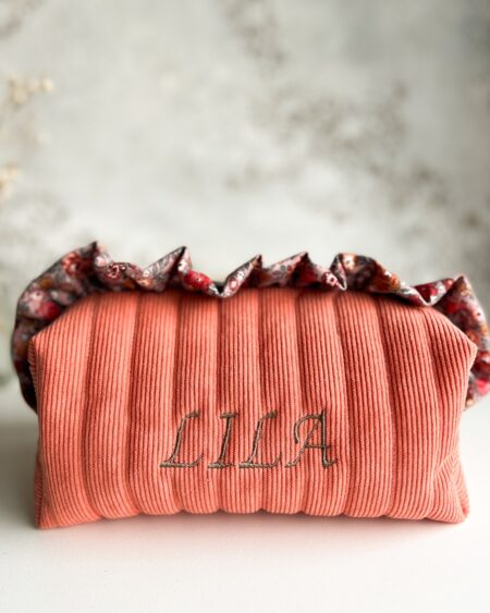 Kosmetyczka z falbanką z haftowanym imieniem, personalizowana, ręcznie wykonana