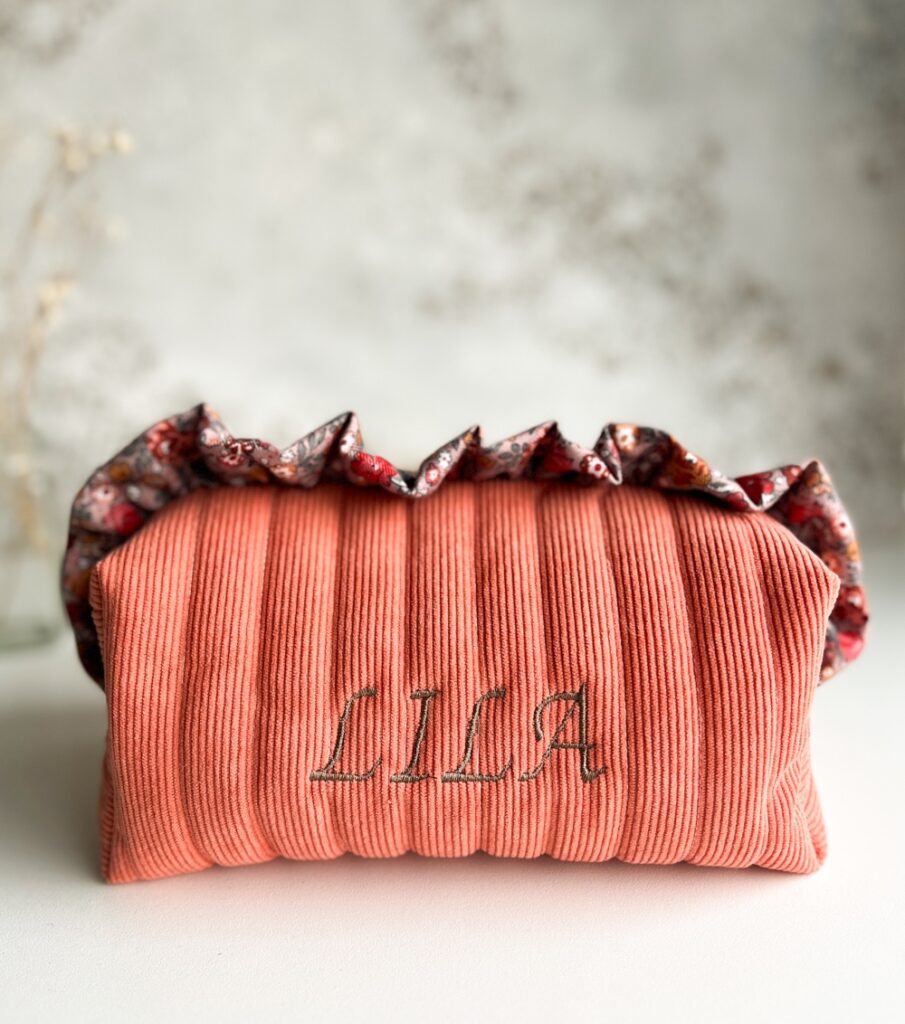 Kosmetyczka z falbanką z haftowanym imieniem, personalizowana, ręcznie wykonana