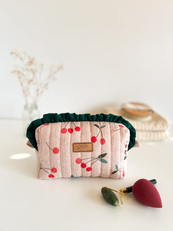 Pikowana kosmetyczka w czereśnie z falbanką i zamkiem, miękka bawełniana saszetka na makijaż do przechowywania kosmetyków i akcesoriów.