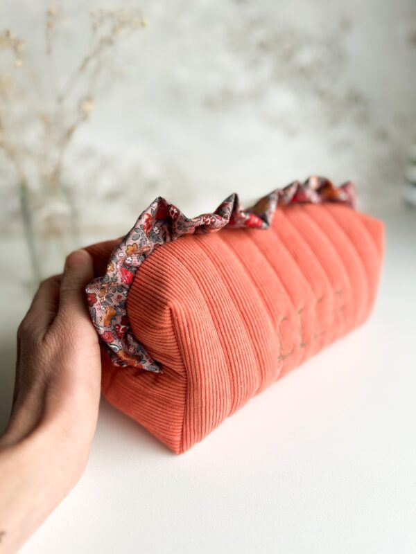 Kosmetyczka z falbanką i imieniem haftowanym, personalizowana, handmade