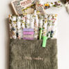 Etui na książkę handmade w stylu cozy z haftem i kwiatowym wzorem, używane do przechowywania książki i akcesoriów
