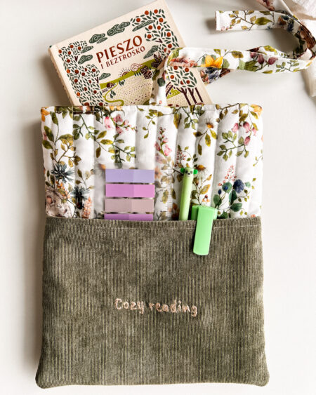 Etui na książkę handmade w stylu cozy z haftem i kwiatowym wzorem, używane do przechowywania książki i akcesoriów