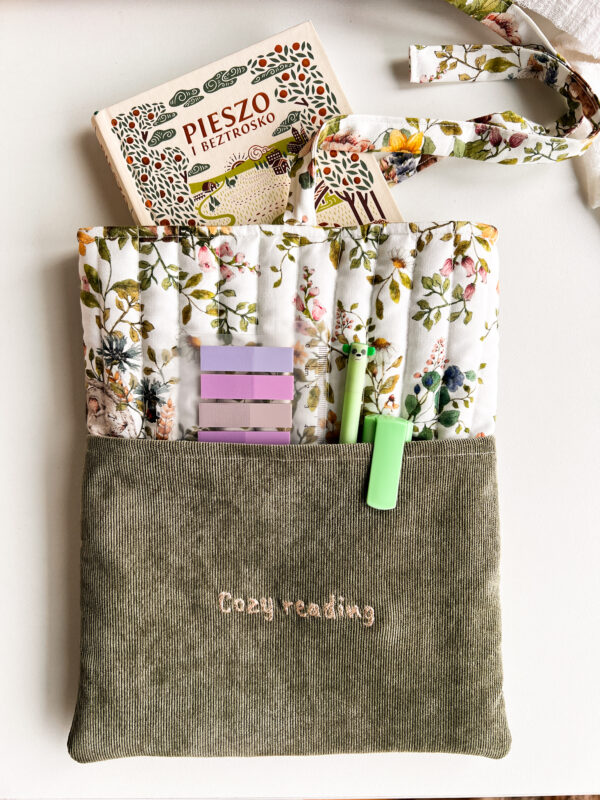 Etui na książkę handmade w stylu cozy z haftem i kwiatowym wzorem, używane do przechowywania książki i akcesoriów