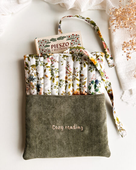 Ręcznie szyte etui na książkę z haftem „Cozy reading”, w kwiatowy wzór, chroniące książkę i drobiazgi w podróży