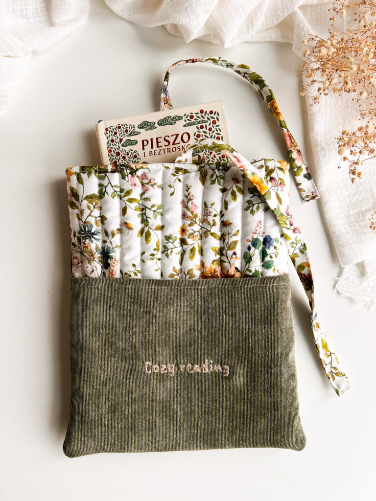 Ręcznie szyte etui na książkę z haftem „Cozy reading”, w kwiatowy wzór, chroniące książkę i drobiazgi w podróży