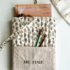 Etui na książkę z haftem „Me time” w naturalnym stylu z kieszonką na długopisy i akcesoria