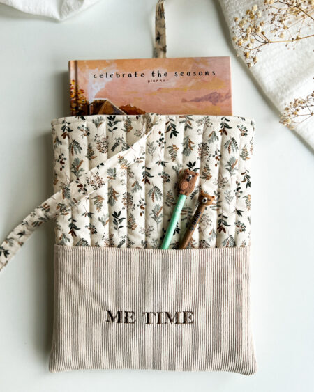 Etui na książkę z haftem „Me time” w naturalnym stylu z kieszonką na długopisy i akcesoria