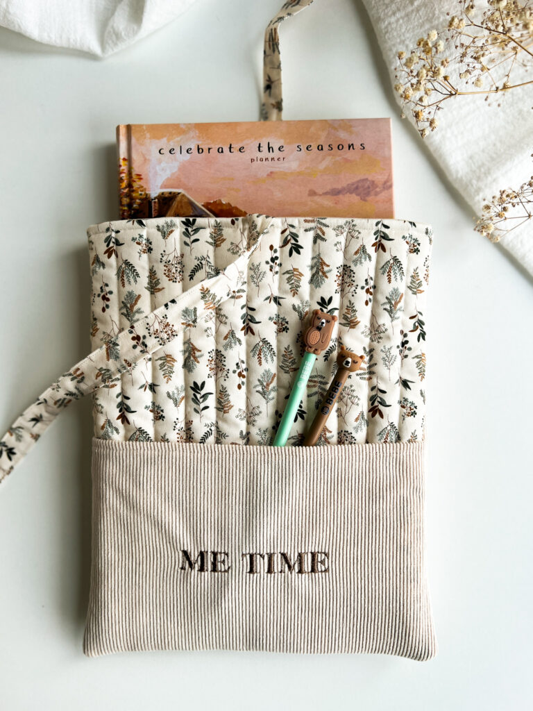 Etui na książkę z haftem „Me time” w naturalnym stylu z kieszonką na długopisy i akcesoria