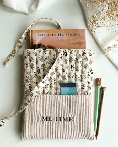 Etui na książkę z haftem „Me time” w naturalnym stylu z kieszonką na długopisy i akcesoria