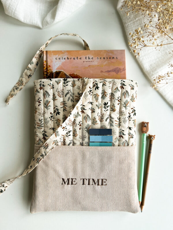 Etui na książkę z haftem „Me time” w naturalnym stylu z kieszonką na długopisy i akcesoria
