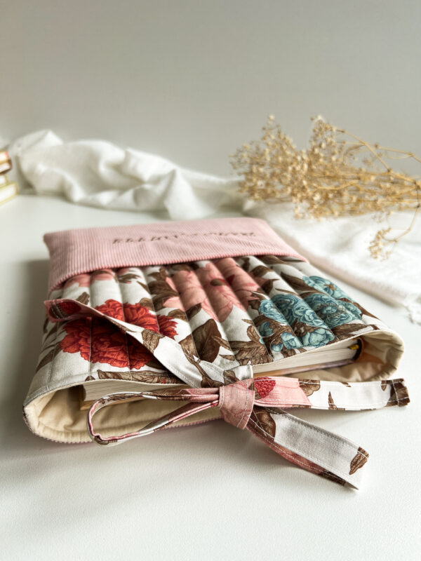 Ręcznie wykonane etui na książkę w stylu cozy z kwiatowym wzorem i haftem Books & coffee