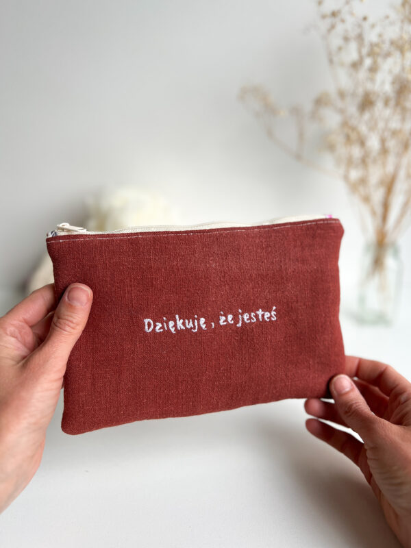 Lniana kosmetyczka handmade z napisem „Dziękuję, że jesteś”