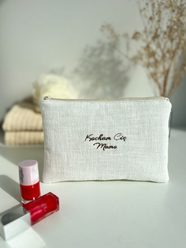Biała kosmetyczka handmade z haftem „Kocham Cię Mamo”