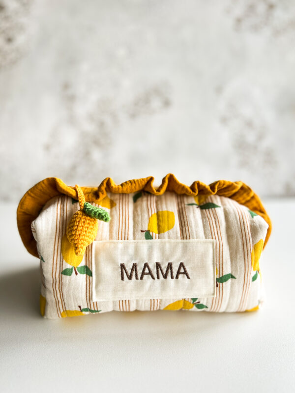 Pikowana kosmetyczka z napisem Mama i szydełkową zawieszką cytrynką