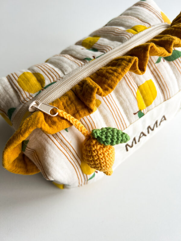 Personalizowana pikowana kosmetyczka z haftem „Mama” i szydełkową cytrynką