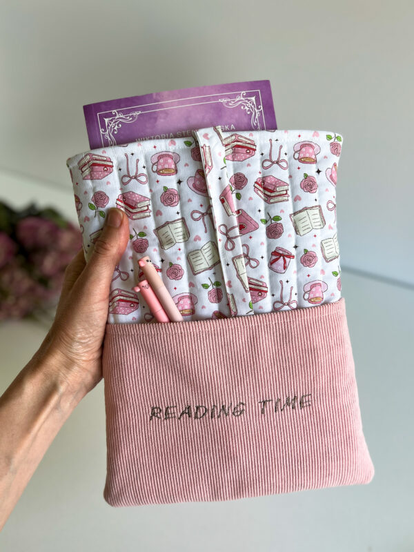 Ręcznie wykonany różowy zestaw dla miłośniczki książek składający się z torby „Reading Time”, kosmetyczki i piórnika z motywem książek, filiżanek herbaty i róż.
