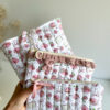Komplet handmade w różowej kolorystyce z ilustracjami książek, herbaty i kwiatów, zawierający torbę zakupową, kosmetyczkę i piórnik.