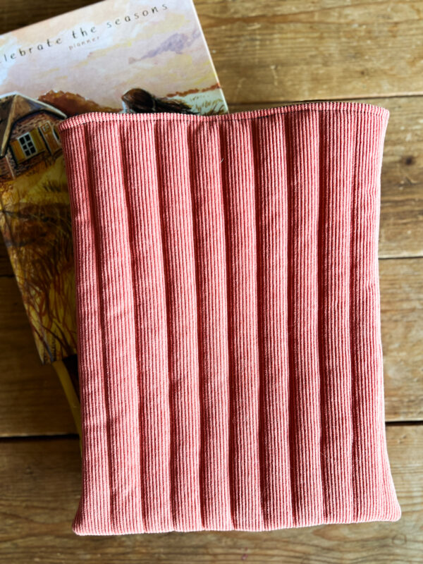 Etui na książkę z imieniem, wzór z akcesoriami jeździeckimi, rękodzieło handmade.