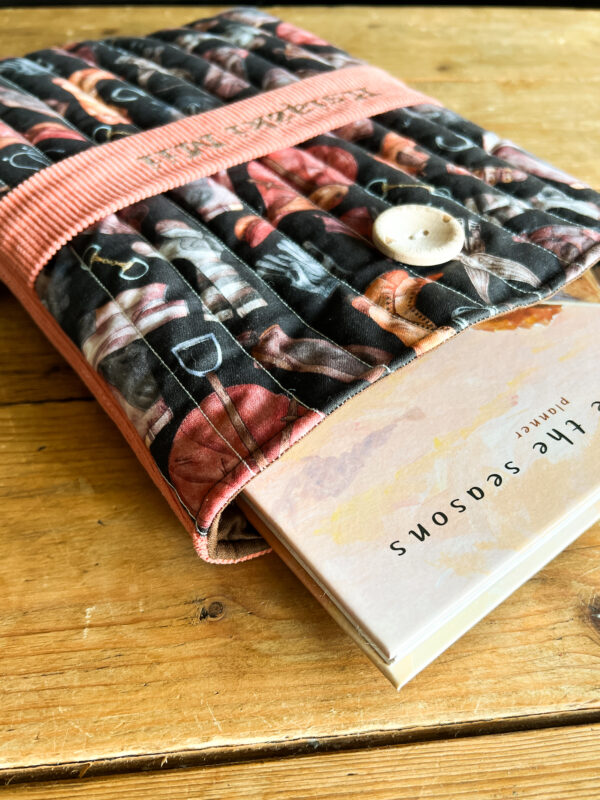 Book sleeve z haftowanym imieniem i motywem jeździeckim, etui ochronne na książkę handmade.