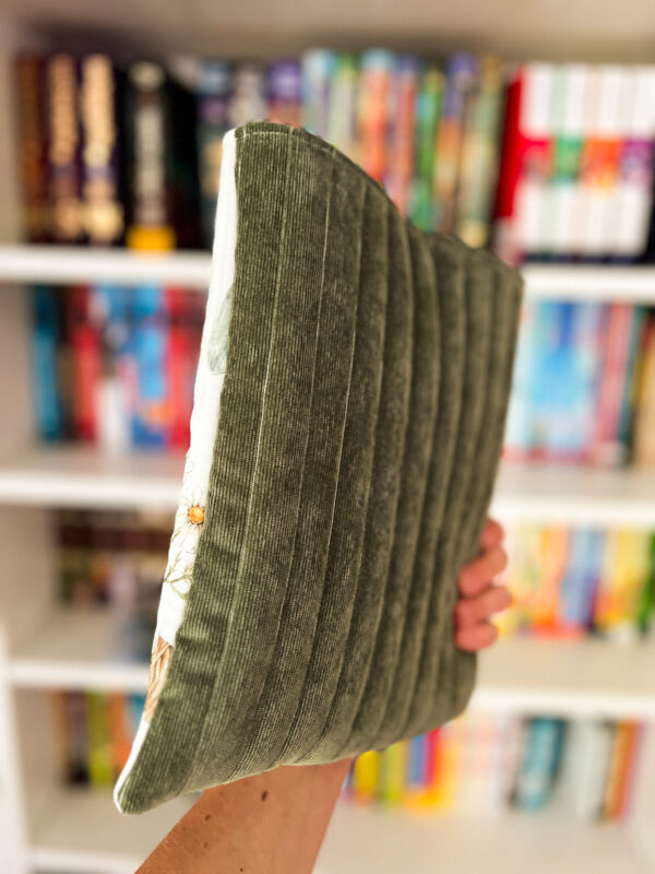 Book sleeve z imieniem i motywem ogrodniczym, ręcznie szyte etui ochronne na książkę.