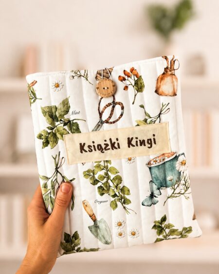 Personalizowane etui na książkę z imieniem, motyw ogrodniczki z ziołami i kwiatami, ręcznie szyte book sleeve.