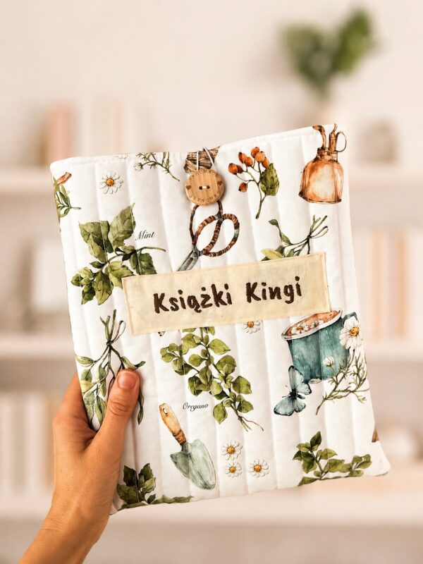 Personalizowane etui na książkę z imieniem, motyw ogrodniczki z ziołami i kwiatami, ręcznie szyte book sleeve.