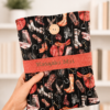 Personalizowane etui na książkę z imieniem, motyw jeździecki z końmi i akcesoriami do jazdy konnej.