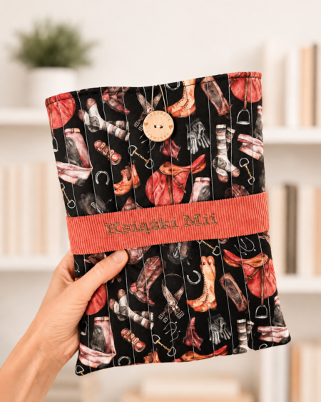 Personalizowane etui na książkę z imieniem, motyw jeździecki z końmi i akcesoriami do jazdy konnej.