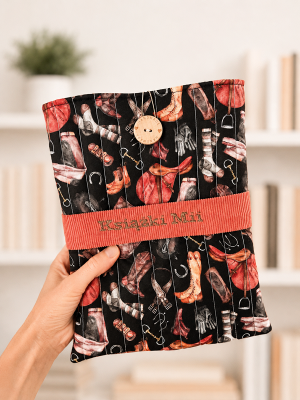Personalizowane etui na książkę z imieniem, motyw jeździecki z końmi i akcesoriami do jazdy konnej.