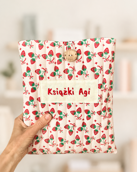 Personalizowane etui na książkę w truskawki z haftowanym imieniem, ręcznie szyte etui na książki