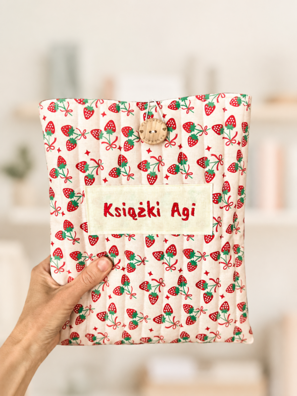 Personalizowane etui na książkę w truskawki z haftowanym imieniem, ręcznie szyte etui na książki