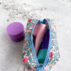 Pikowana kosmetyczka handmade z bawełny w niebieskie i różowe kwiaty, organizer do torebki.