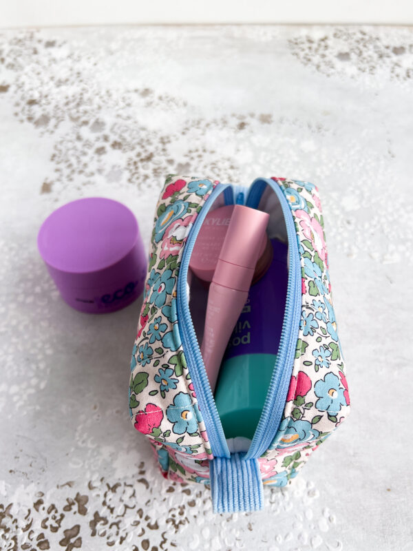 Pikowana kosmetyczka handmade z bawełny w niebieskie i różowe kwiaty, organizer do torebki.