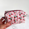 Bawełniana kosmetyczka handmade z motywem truskawek. Doskonała do przechowywania makijażu, produktów do pielęgnacji oraz innych niezbędnych drobiazgów. Stylowy dodatek do torebki i praktyczny organizer na co dzień.