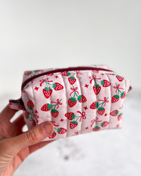 Bawełniana kosmetyczka handmade z motywem truskawek. Doskonała do przechowywania makijażu, produktów do pielęgnacji oraz innych niezbędnych drobiazgów. Stylowy dodatek do torebki i praktyczny organizer na co dzień.