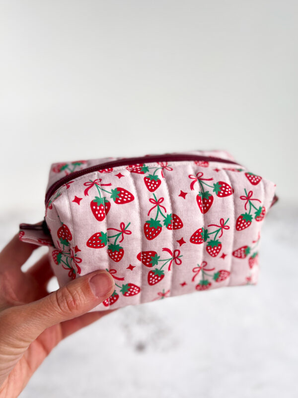 Bawełniana kosmetyczka handmade z motywem truskawek. Doskonała do przechowywania makijażu, produktów do pielęgnacji oraz innych niezbędnych drobiazgów. Stylowy dodatek do torebki i praktyczny organizer na co dzień.