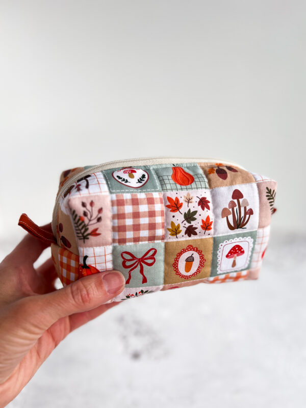 Jesienna kosmetyczka damska handmade w grzybki i jesienne liście z bawełny, pikowana kosmetyczka na zamek.