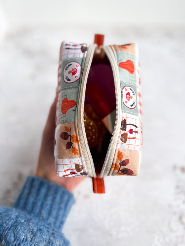 Wnętrze jesiennej kosmetyczki handmade z bawełny zapinanej na zamek.