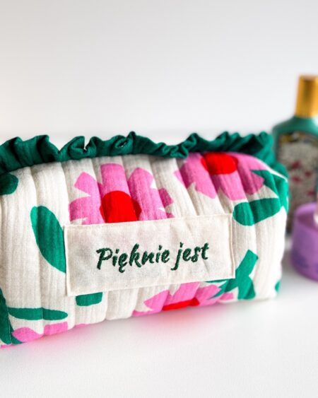 Zbliżenie na haft z imieniem na bawełnianej kosmetyczce handmade z falbanką.