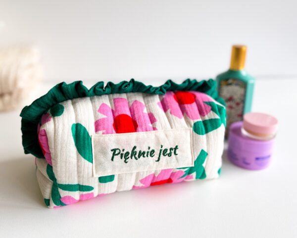Zbliżenie na haft z imieniem na bawełnianej kosmetyczce handmade z falbanką.